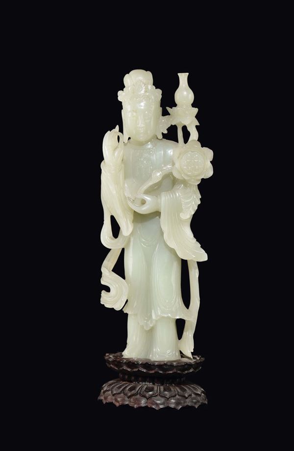 Figura di Buddha in giada bianca con fiore e vaso sorretto da fiore di loto, Cina, XX secolo