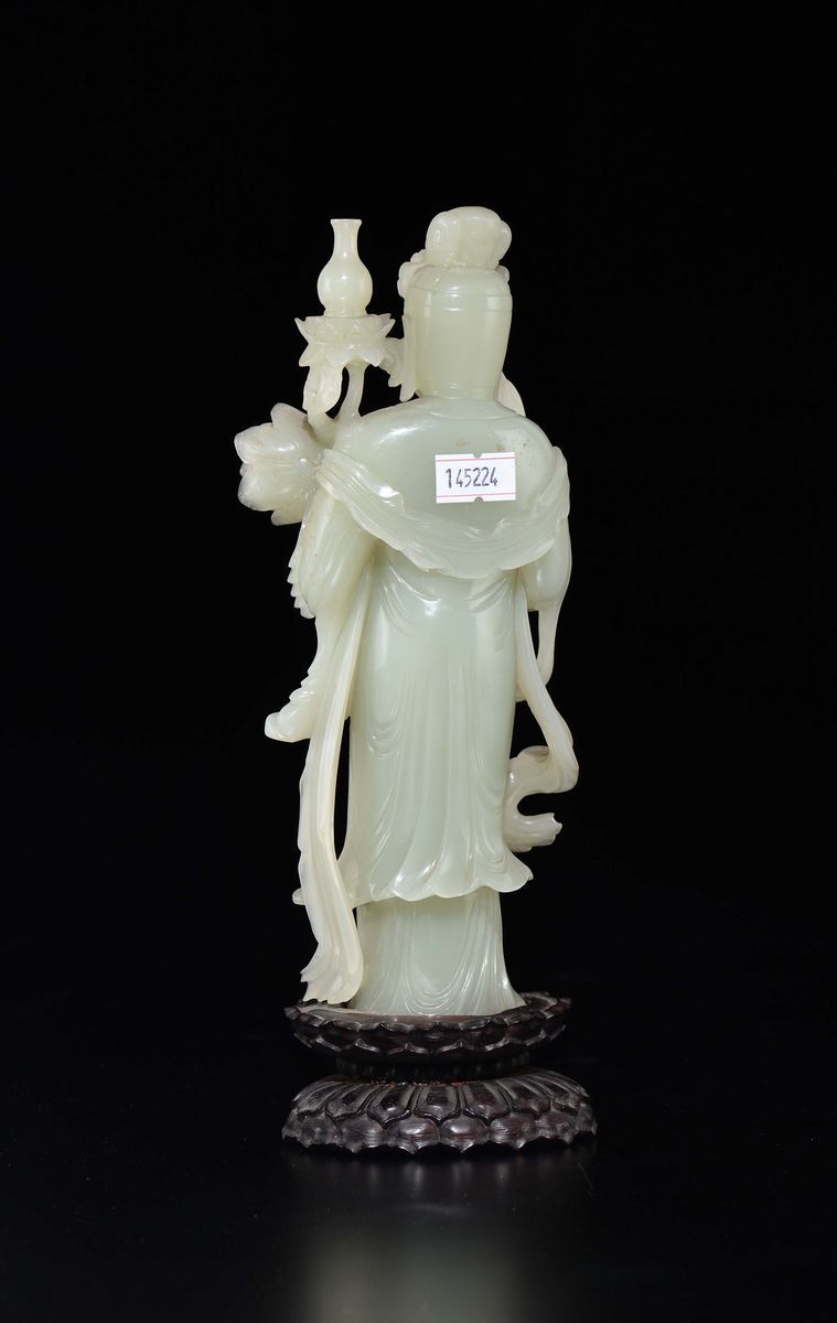Figura di Buddha in Giada Bianca con Fiore e Vaso Sorretto da Fiore di Loto, Cina, XX Secolo