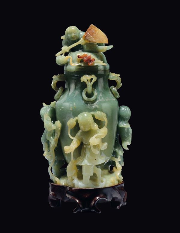 Vaso con coperchio in giada verde e russet finemente lavorato con fanciulli a rilievo, Cina, XX secolo