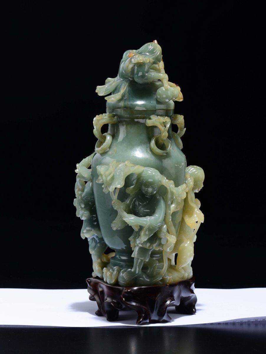 Vaso con Coperchio in Giada Verde e Russet Finemente Lavorato con Fanciulli a Rilievo, Cina, XX S...