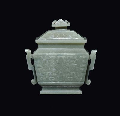 Vaso con Coperchio in Giada Bianca Celadon con Decoro Geometrico D’ispirazione Arcaica, Cina, Din...