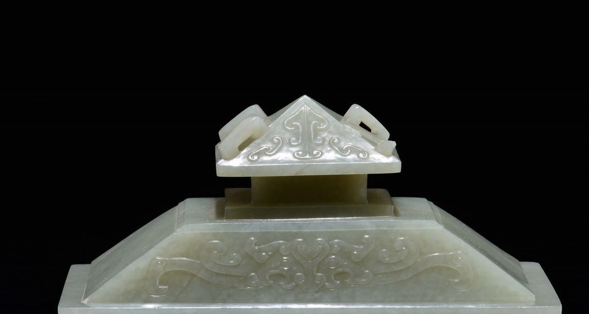 Vaso con Coperchio in Giada Bianca Celadon con Decoro Geometrico D’ispirazione Arcaica, Cina, Din...
