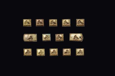 Lotto di Sedici Fibbie in Bronzo Dorato, Cina, Dinastia Tang (618-906)