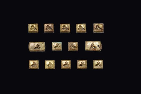Lotto di sedici fibbie in bronzo dorato, Cina, Dinastia Tang (618-906)