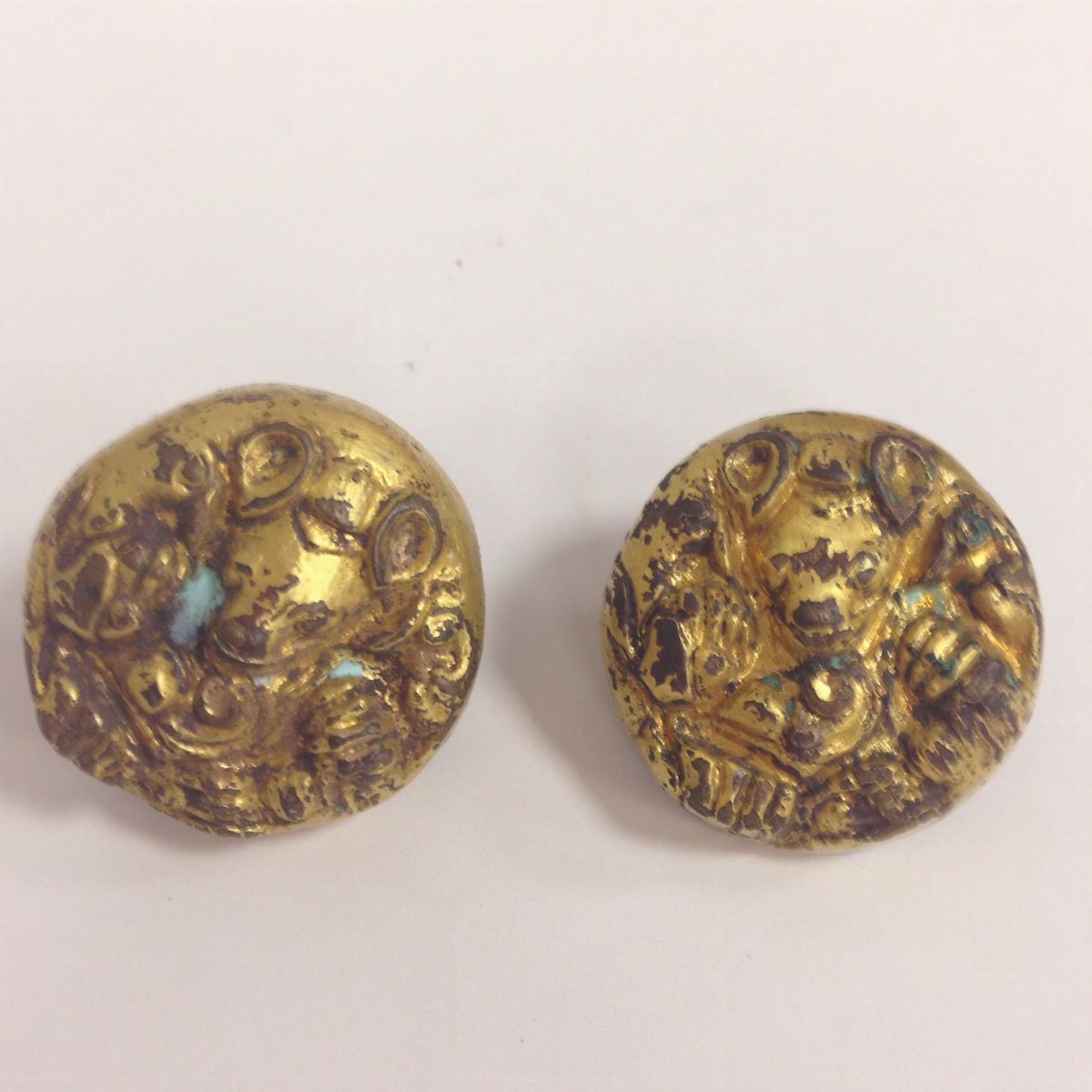 Lotto di Sedici Fibbie in Bronzo Dorato, Cina, Dinastia Tang (618-906)
