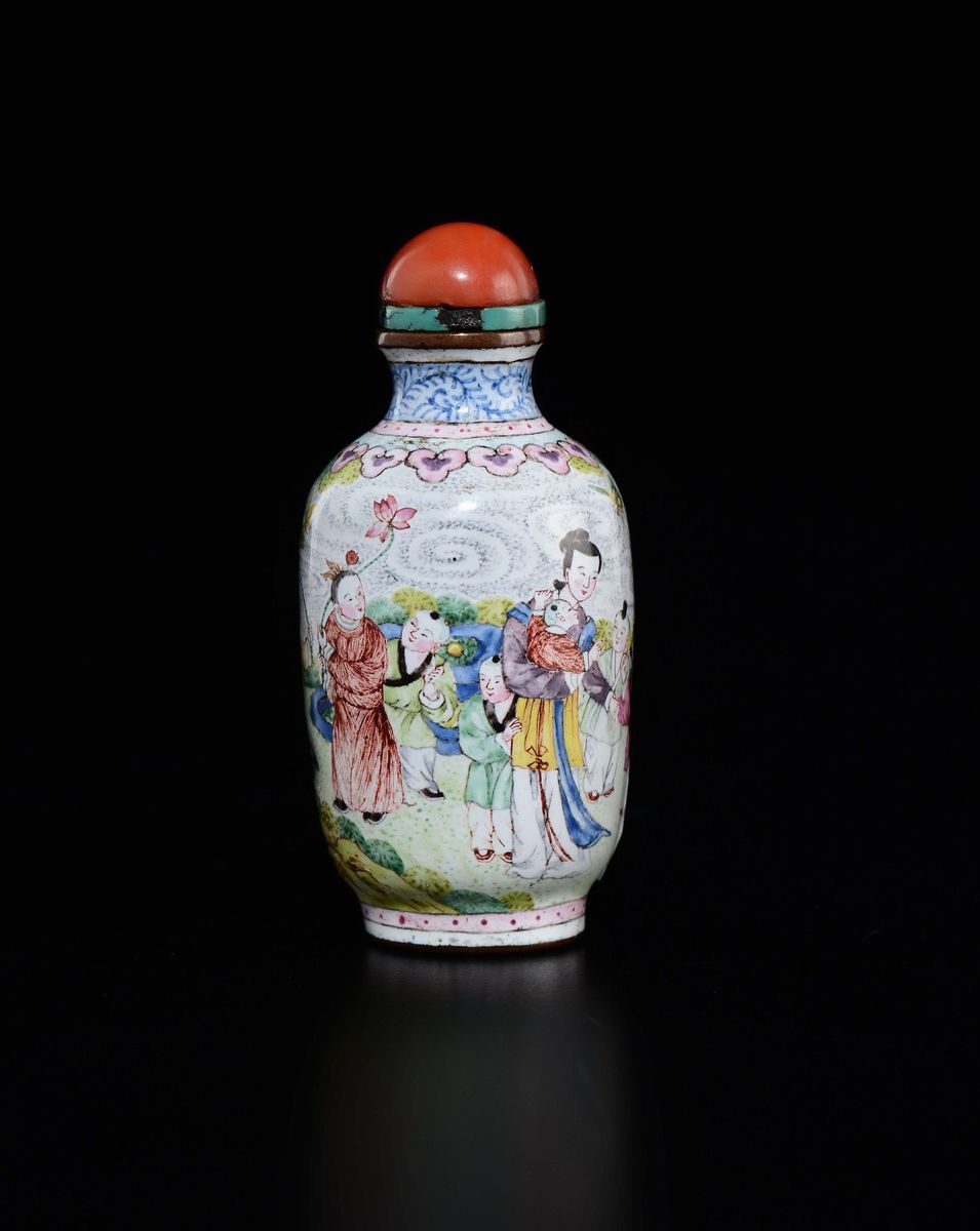Snuff Bottle in Metallo Smaltato con Immagini di Guanyin, Cina, Canton, Dinastia Qing, XIX Secolo
