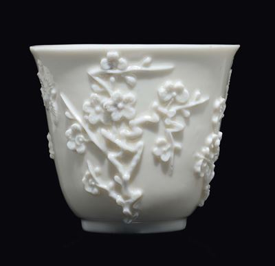 Tazza da Libagione in Porcellana Blanc De Chine Dehua con Decoro di Fiori di Ciliegio a Rilievo, ...