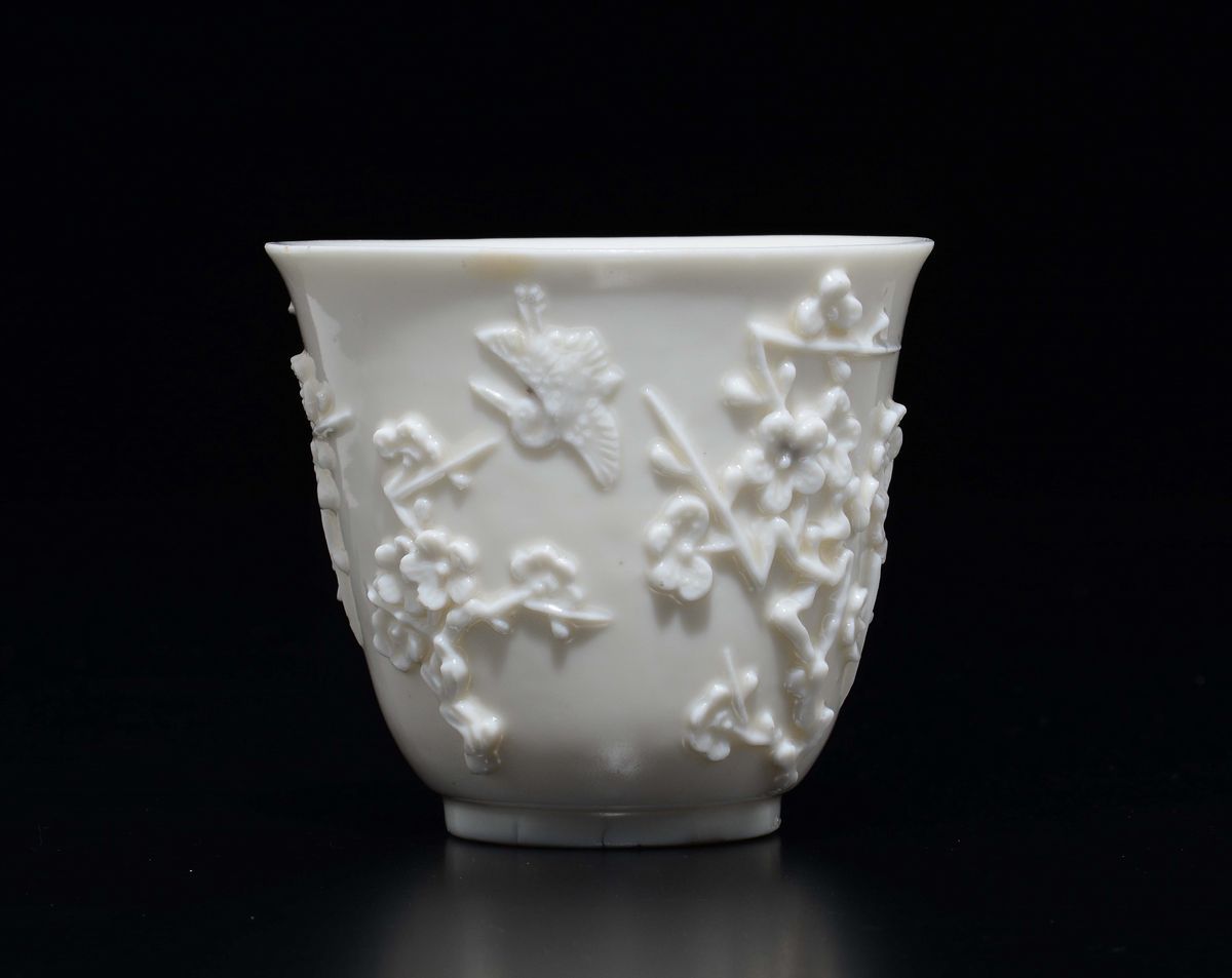 Tazza da Libagione in Porcellana Blanc De Chine Dehua con Decoro di Fiori di Ciliegio a Rilievo, ...