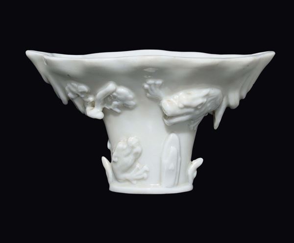 Coppa in porcellana Blanc de Chine Dehua con animali a rilievo, Cina, Dinastia Ming, fine XVII secolo