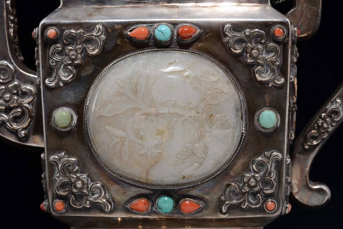Teiera in Argento con Placca in Giada Bianca, Coperchio con Presa in Ambra ed Innesti di Pietre D...