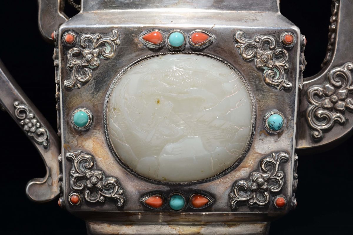 Teiera in Argento con Placca in Giada Bianca, Coperchio con Presa in Ambra ed Innesti di Pietre D...