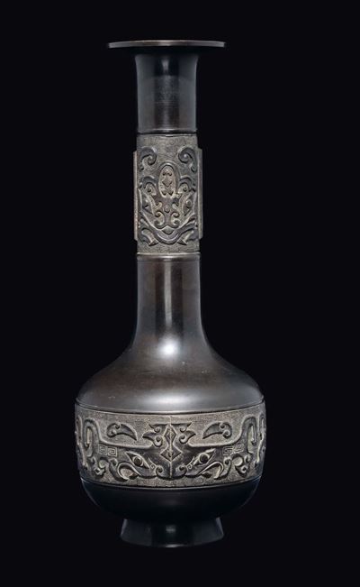 Grande Vaso a Bottiglia in Bronzo con Decoro D’ispirazione Arcaica, Cina, Dinastia Qing, Epoca Ka...