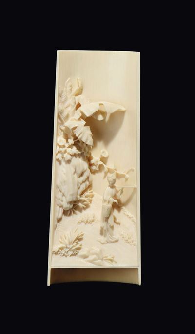 Placca in Avorio con Decoro a Rilievo di Guanyin Entro Paesaggio, Cina, Dinastia Qing, XIX Secolo