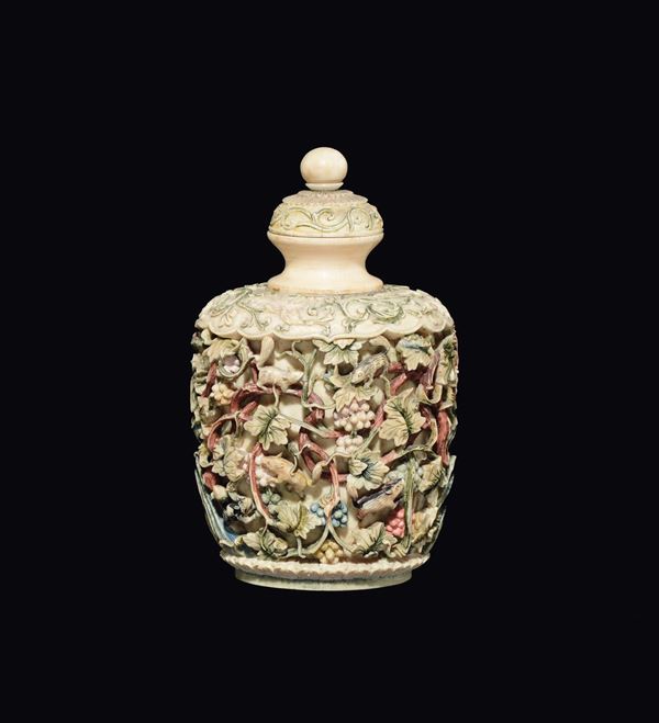 Snuff bottle in avorio dipinto con decoro a rilievo con animali e fiori, Cina, Dinastia Qing, epoca Qianlong (1736-1795)