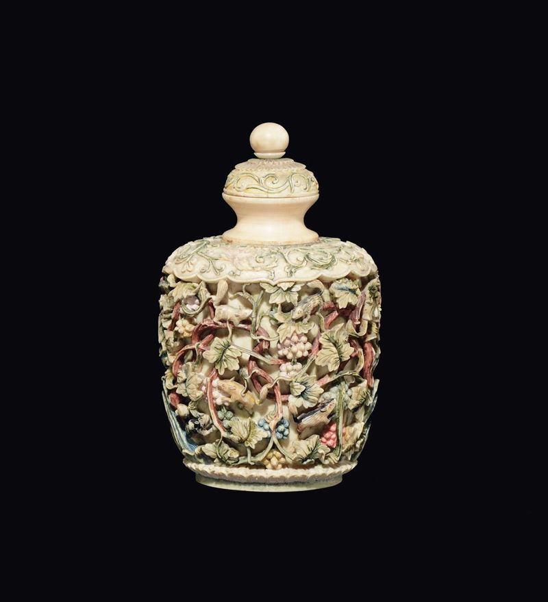 Snuff bottle in avorio dipinto con decoro a rilievo con animali e fiori, Cina, Dinastia Qing, epoca Qianlong (1736-1795)  - Asta Fine Chinese Works of Art - Cambi Casa d'Aste