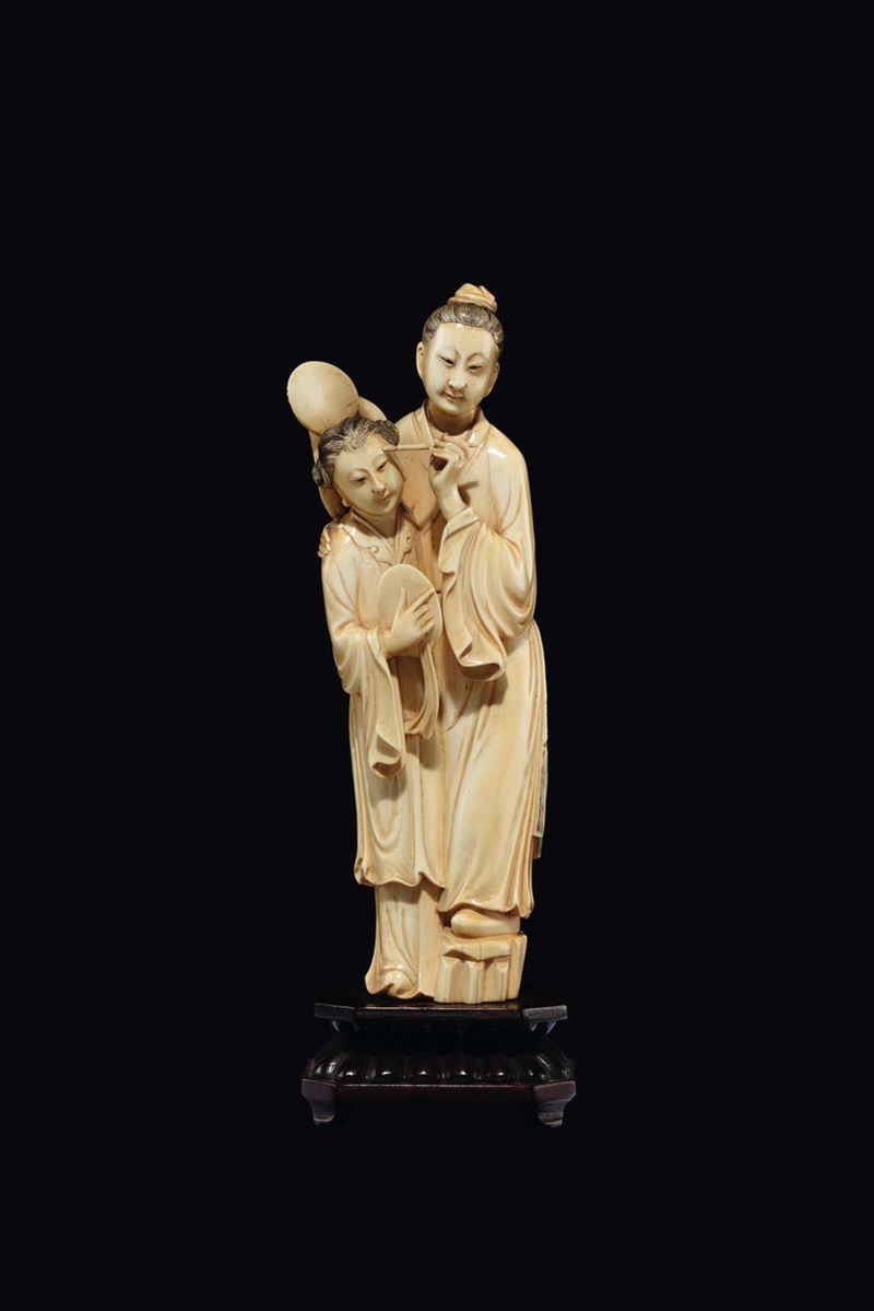 Gruppo in avorio raffigurante Guanyin con fanciulla in toeletta, Cina, Dinastia Qing, XIX secolo  - Asta Fine Chinese Works of Art - Cambi Casa d'Aste