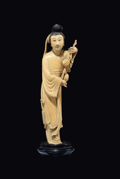 Figura di Guanyin con Capelli Neri Scolpita in Avorio con Pesche, Cina, Inizio XX Secolo