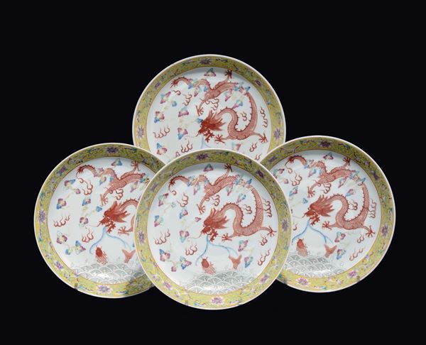 Quattro piatti in porcellana a smalti policromi con dragone e pipistrelli rossi, Cina, inizio XX secolo