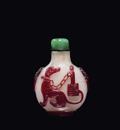 Snuff Bottle in Vetro di Pechino con Decoro Rosso di Falco e Cane, Cina, Dinastia Qing, XIX Secol...