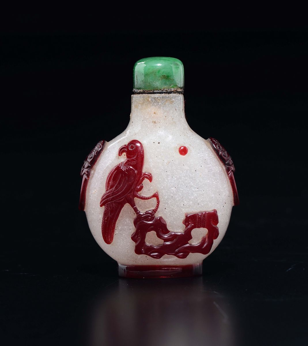 Snuff Bottle in Vetro di Pechino con Decoro Rosso di Falco e Cane, Cina, Dinastia Qing, XIX Secol...