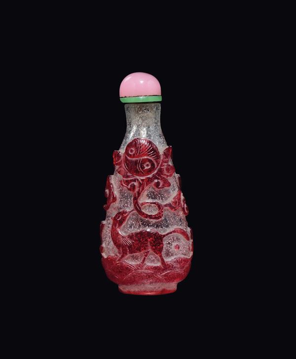 Snuff bottle in vetro con decoro rosso a rilievo, Cina, Dinastia Qing, XIX secolo