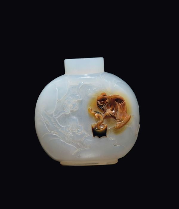 Snuff bottle in agata bianca e russet con personaggi, Cina, Dinastia Qing, XIX secolo