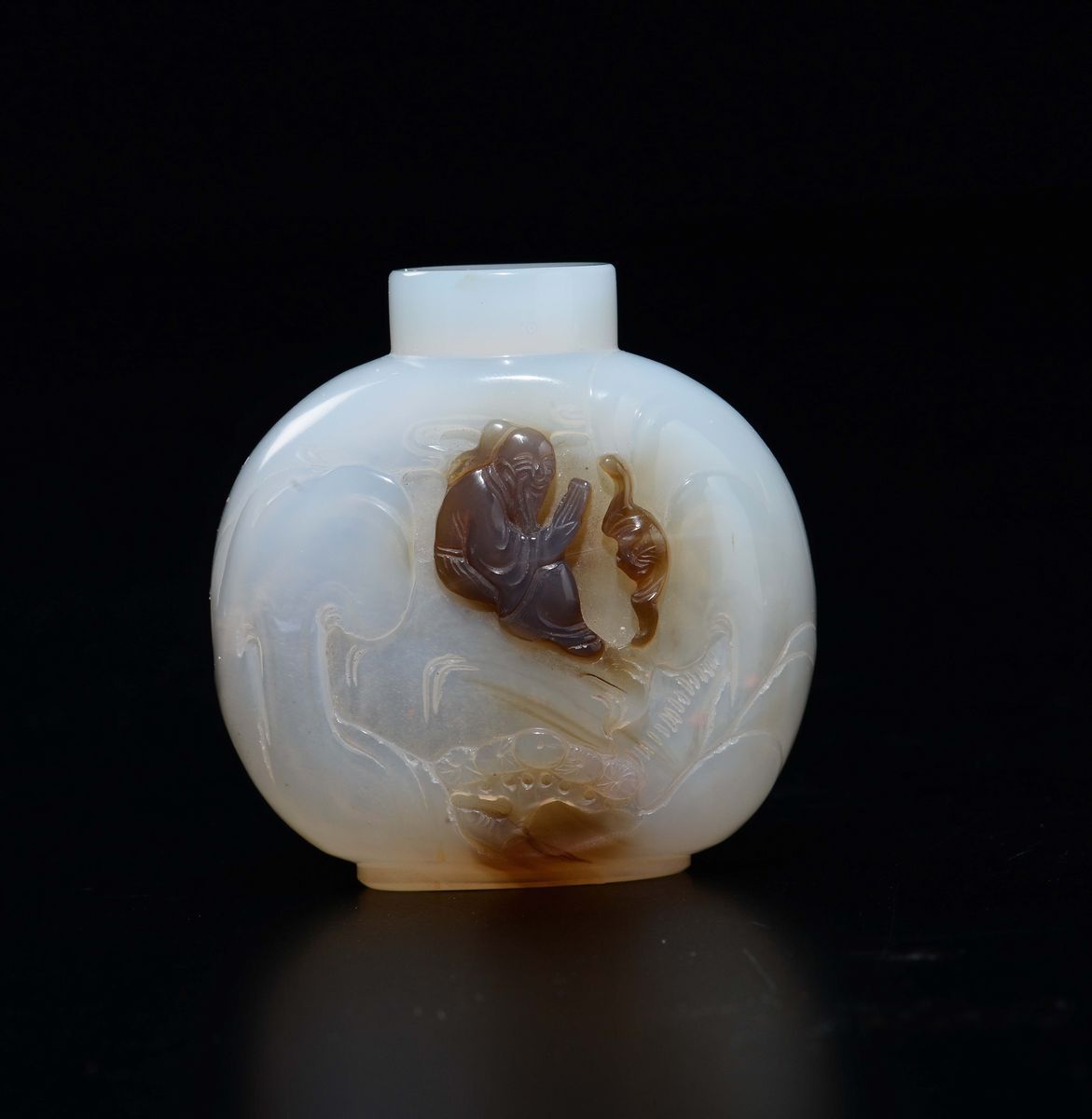 Snuff Bottle in Agata Bianca e Russet con Personaggi, Cina, Dinastia Qing, XIX Secolo