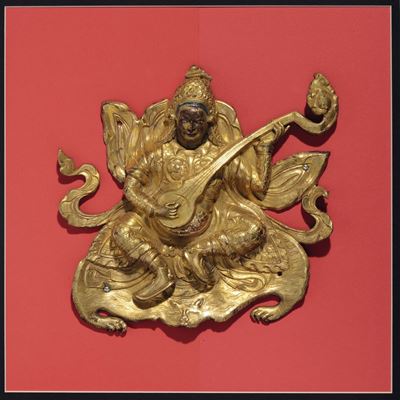 Divinità Musicante in Rame Dorato Incorniciata, Tibet, XVIII Secolo