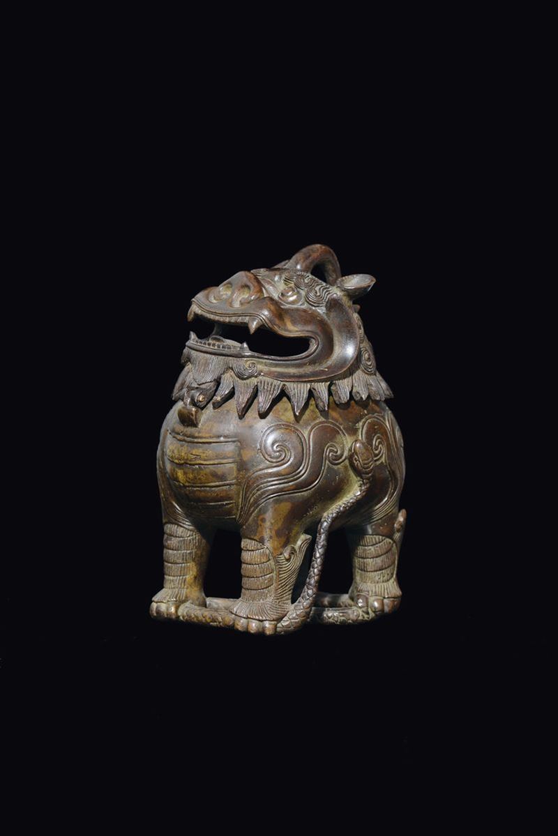 Incensiere in bronzo a guisa di cane di Pho, Cina, Dinastia Ming, XVII secolo  - Asta Fine Chinese Works of Art - Cambi Casa d'Aste