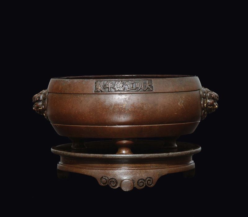 A tripod bronze censer with stand and taotie mask handles, China, Ming Dynasty, 17th century  - Auction Fine Chinese Works of Art - Cambi Casa d'Aste