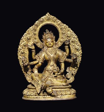 Figura di Vasudhara in Bronzo Dorato con Aura Seduta su Fiore di Loto, Nepal, XVII Secolo