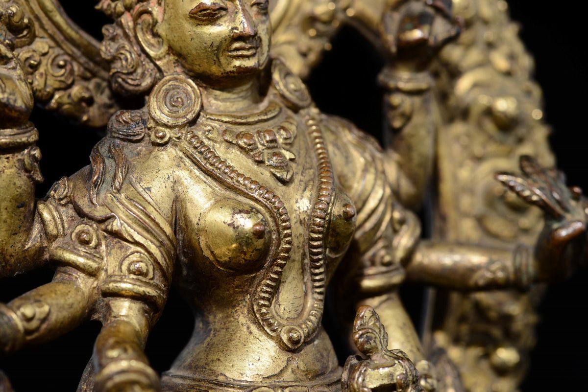 Figura di Vasudhara in Bronzo Dorato con Aura Seduta su Fiore di Loto, Nepal, XVII Secolo