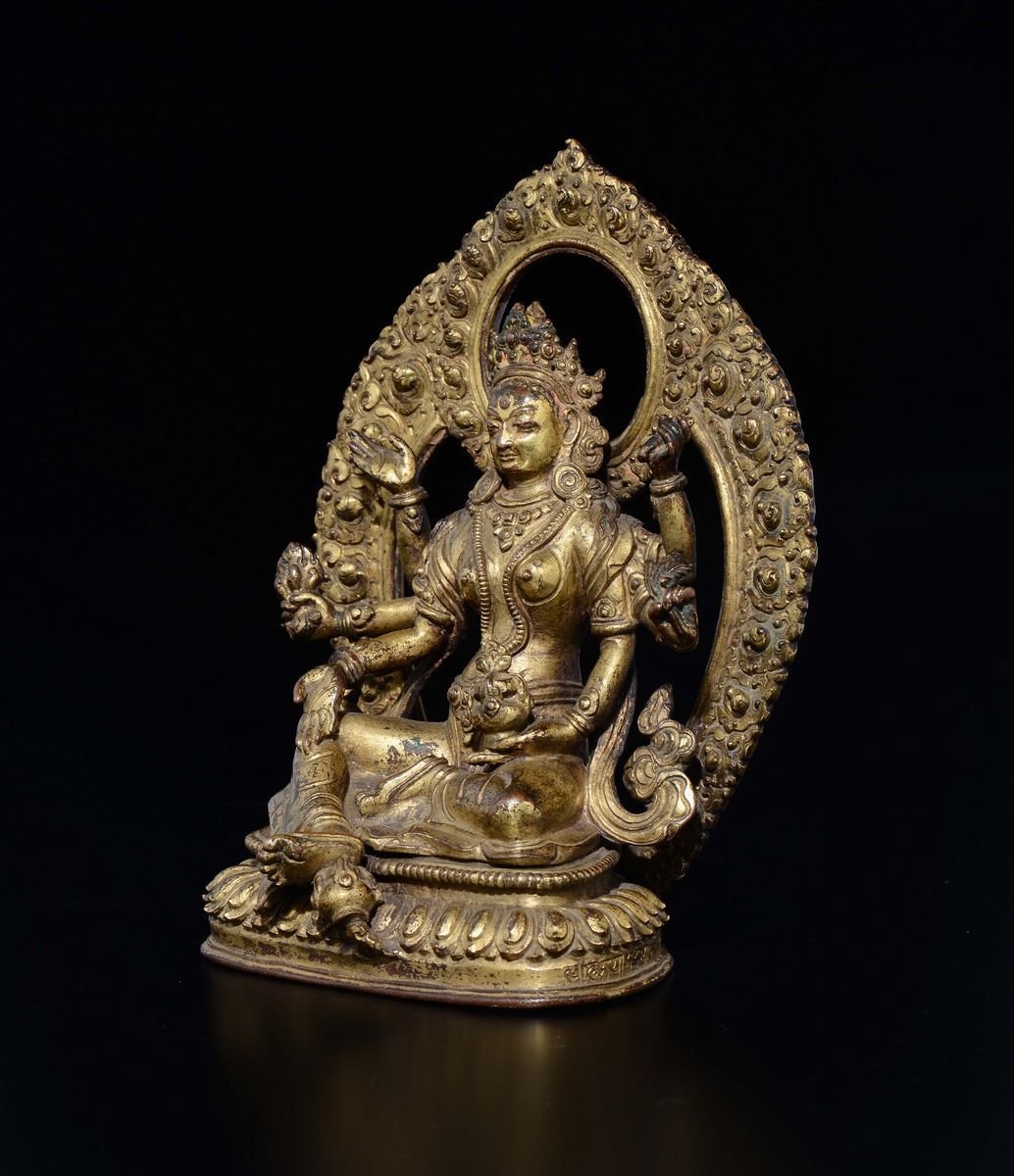 Figura di Vasudhara in Bronzo Dorato con Aura Seduta su Fiore di Loto, Nepal, XVII Secolo