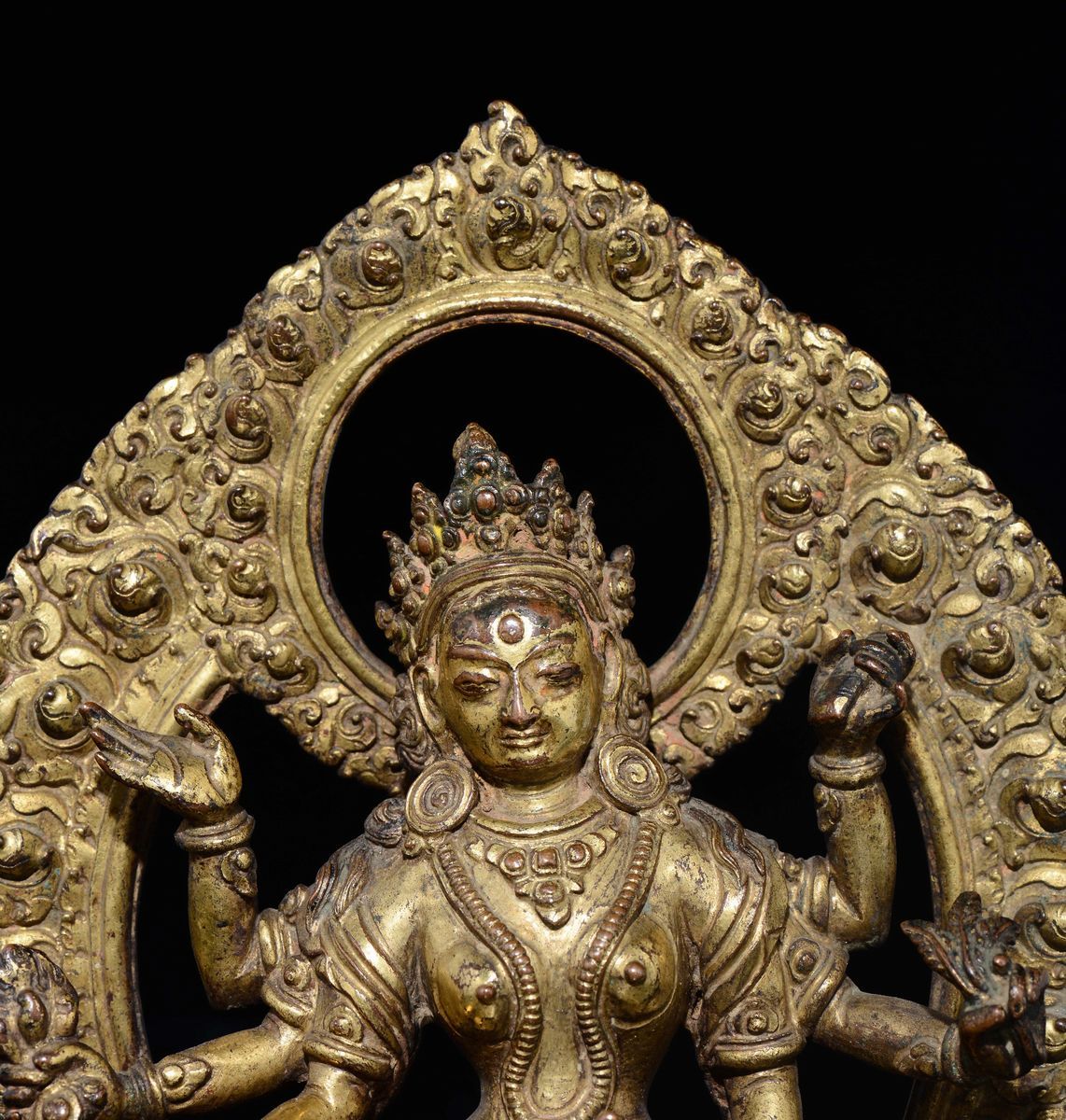Figura di Vasudhara in Bronzo Dorato con Aura Seduta su Fiore di Loto, Nepal, XVII Secolo