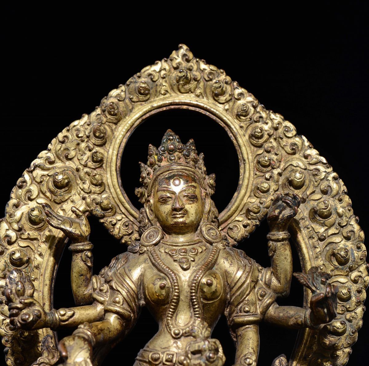 Figura di Vasudhara in Bronzo Dorato con Aura Seduta su Fiore di Loto, Nepal, XVII Secolo
