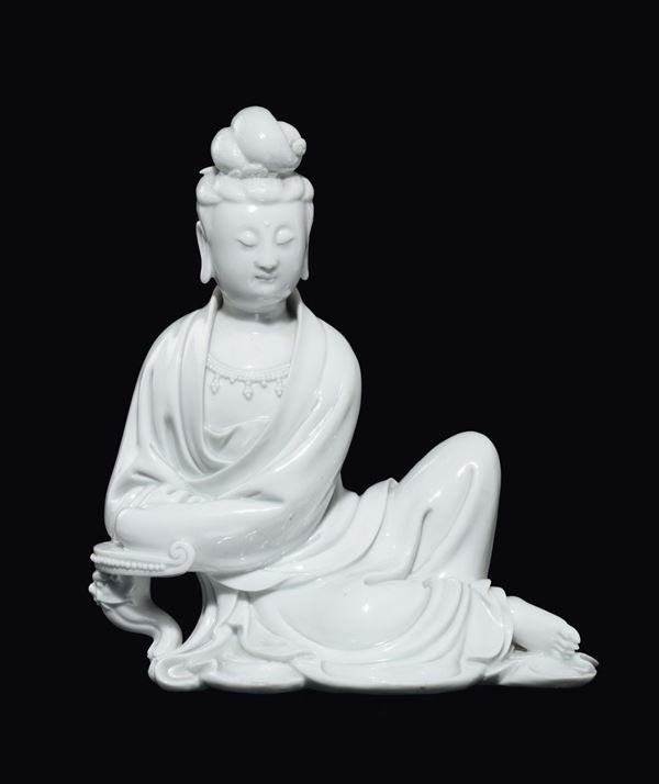 Guanyin seduta in porcellana Blanc de Chine Dehua, Cina, Dinastia Qing, XIX secolo