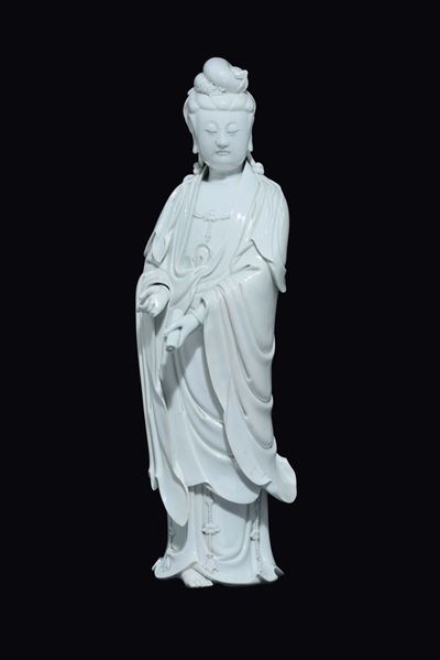 Guanyin Eretta con Pergamena in Porcellana Blanc De Chine Dehua, Cina, Dinastia Qing, XIX Secolo