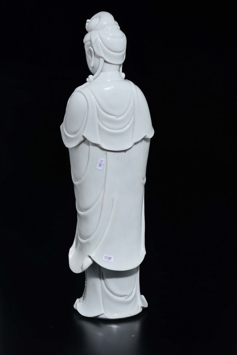 Guanyin Eretta con Pergamena in Porcellana Blanc De Chine Dehua, Cina, Dinastia Qing, XIX Secolo