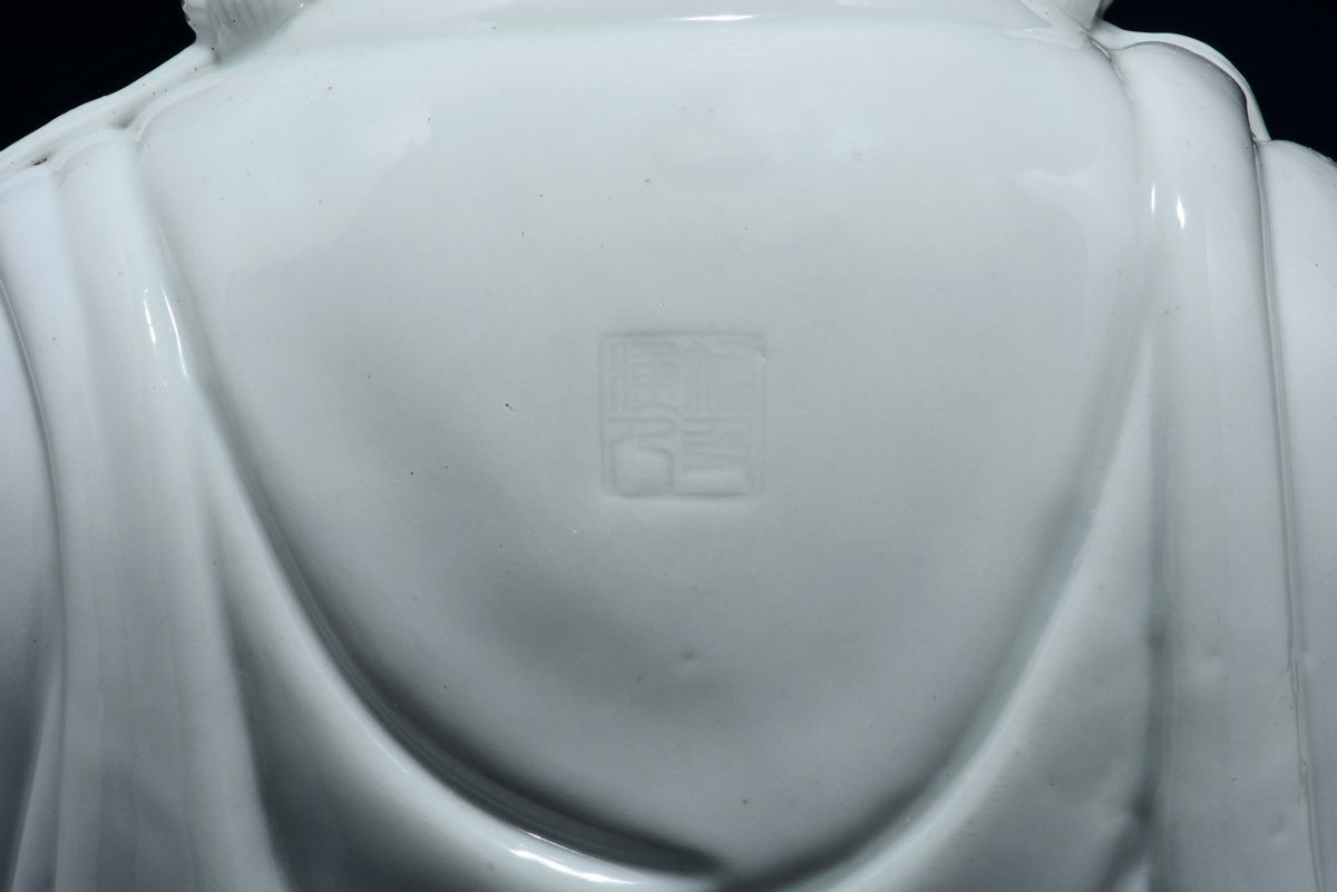 Guanyin Eretta con Pergamena in Porcellana Blanc De Chine Dehua, Cina, Dinastia Qing, XIX Secolo