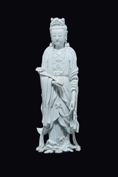 Guanyin Eretta con Ruyi in Porcellana Blanc De Chine Dehua, Cina, Dinastia Qing, XVIII Secolo