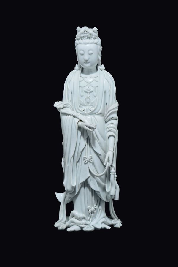 Guanyin eretta con ruyi in porcellana Blanc de Chine Dehua, Cina, Dinastia Qing, XVIII secolo
