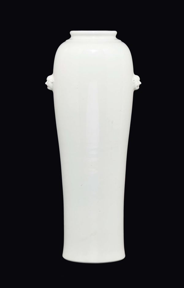 Vaso in porcellana Blanc de Chine Dehua, Cina, Dinastia Qing, XVIII secolo