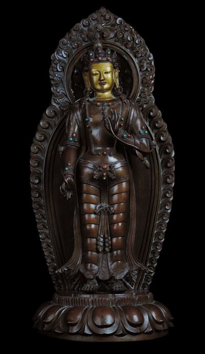 Rara e Grande Figura di Bodhisattva con Aura Eretto su Fiore di Loto in Rame con Parziale Doratur...