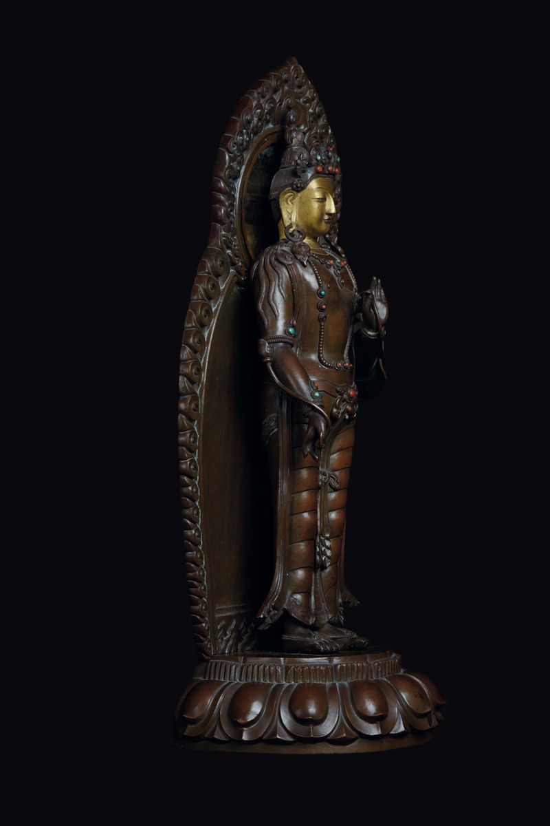 Rara e Grande Figura di Bodhisattva con Aura Eretto su Fiore di Loto in Rame con Parziale Doratur...