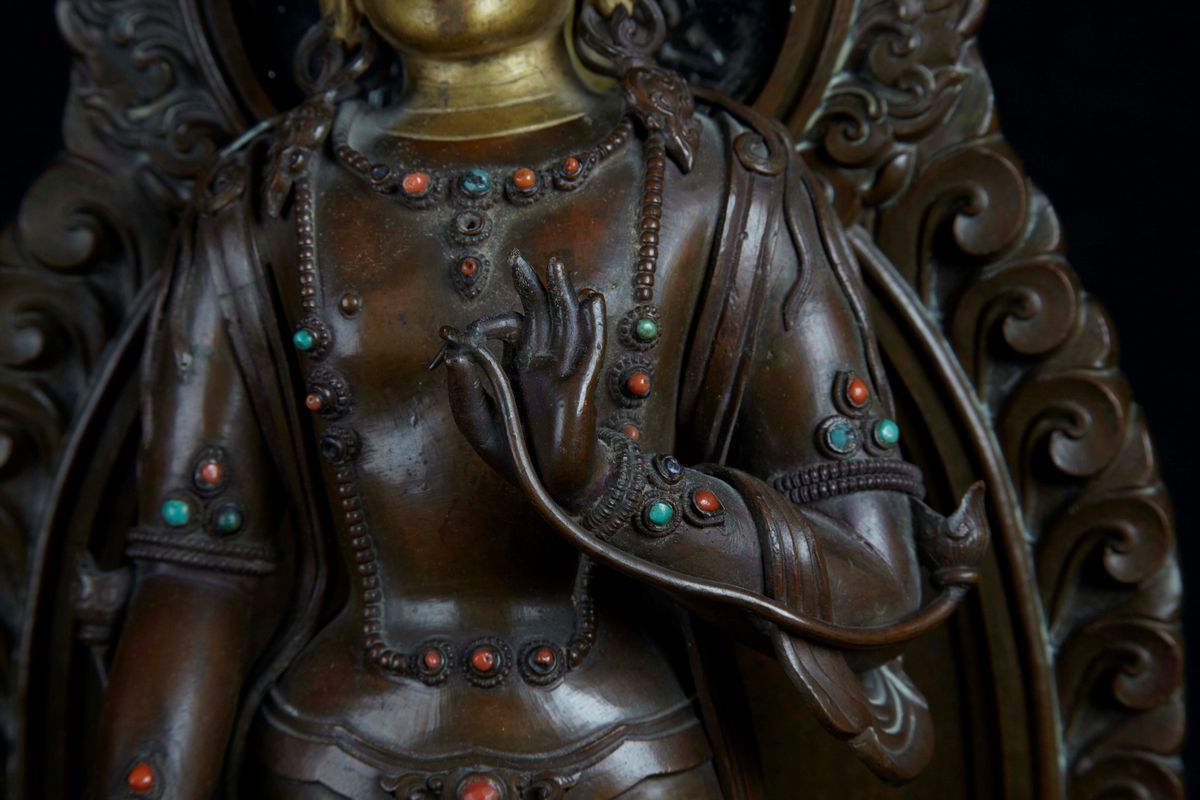 Rara e Grande Figura di Bodhisattva con Aura Eretto su Fiore di Loto in Rame con Parziale Doratur...