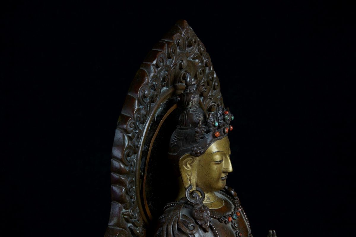 Rara e Grande Figura di Bodhisattva con Aura Eretto su Fiore di Loto in Rame con Parziale Doratur...