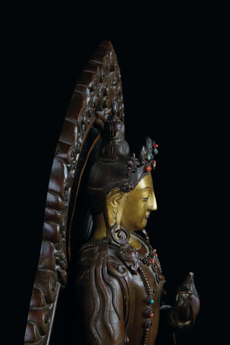 Rara e Grande Figura di Bodhisattva con Aura Eretto su Fiore di Loto in Rame con Parziale Doratur...