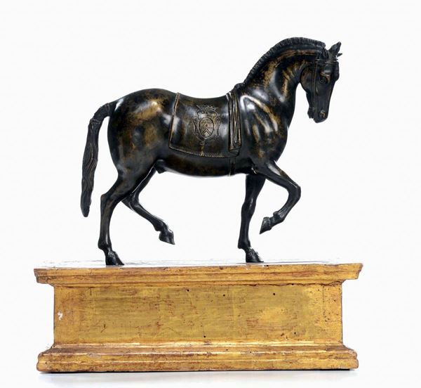 Cavallo in bronzo fuso e cesellato su base in legno dorato, bronzista fiorentino (Antonio Susini? 1585-1653),  [..]