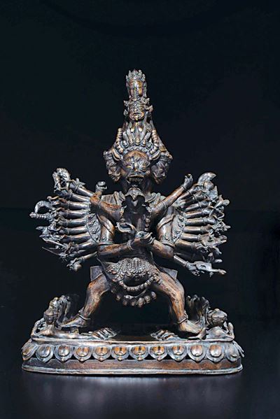 Figura di Vajrabhairava in Bronzo su Fiore di Loto, Tibet, XIX Secolo