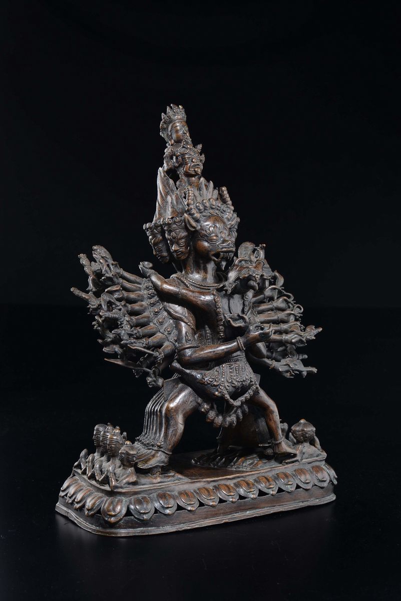 Figura di Vajrabhairava in Bronzo su Fiore di Loto, Tibet, XIX Secolo